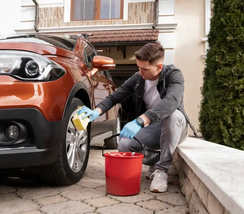 Lavage auto à domicile Louvigné : professionnel intervenant sur un véhicule